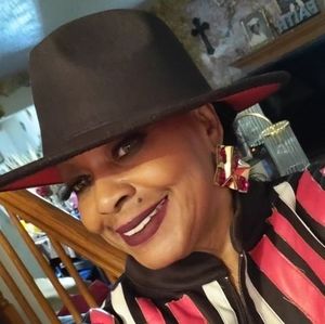 Meet your Posher, Liz